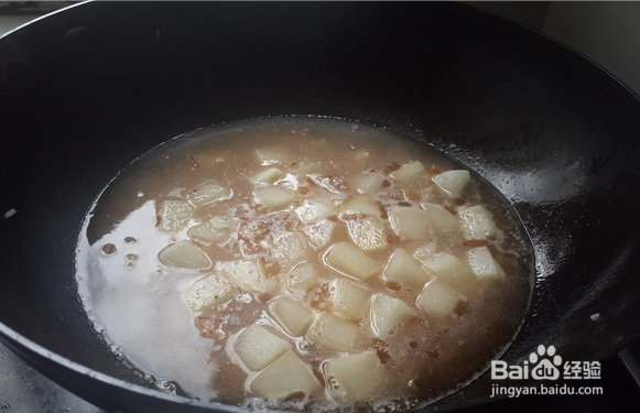制作花肉萝卜饭