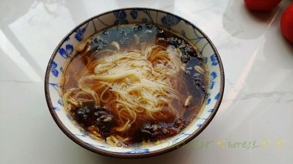 蛋柿酸热汤冷面