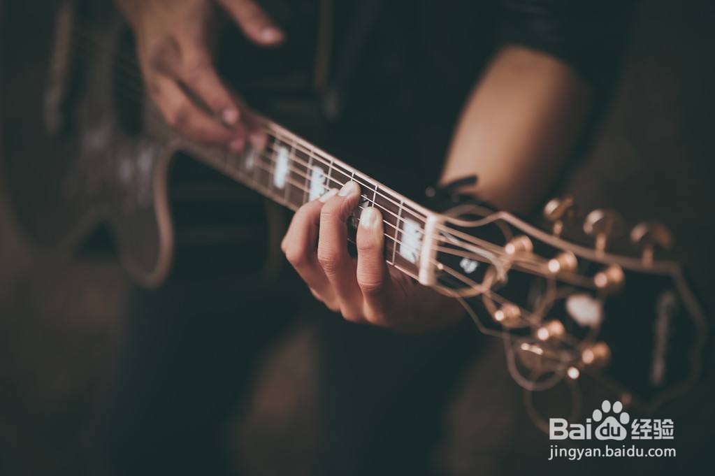 弹吉他的姿势有哪些？