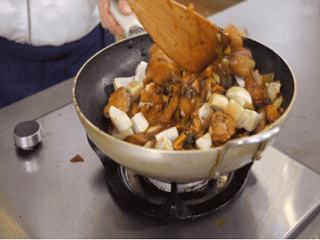 酸菜芋头鸡块煲怎么做?