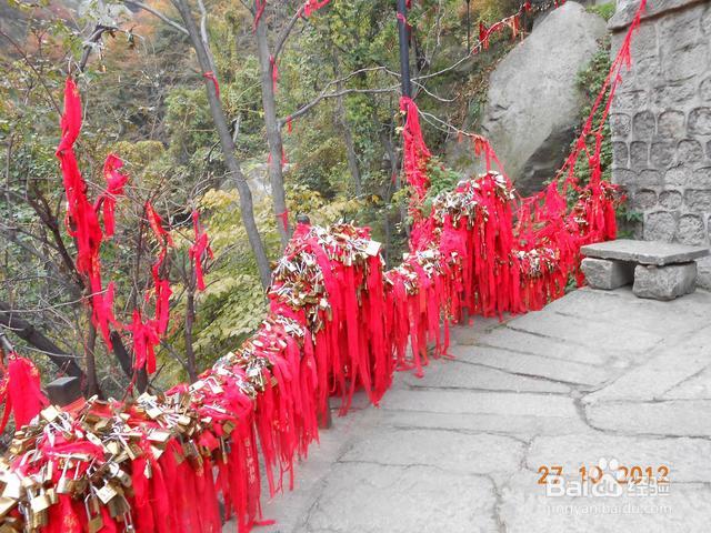 千古华山山下路,莲峰映日出