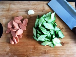 养生食补黄瓜火腿肠的做法
