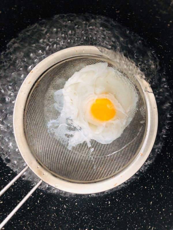 金枪鱼三明治配水波蛋