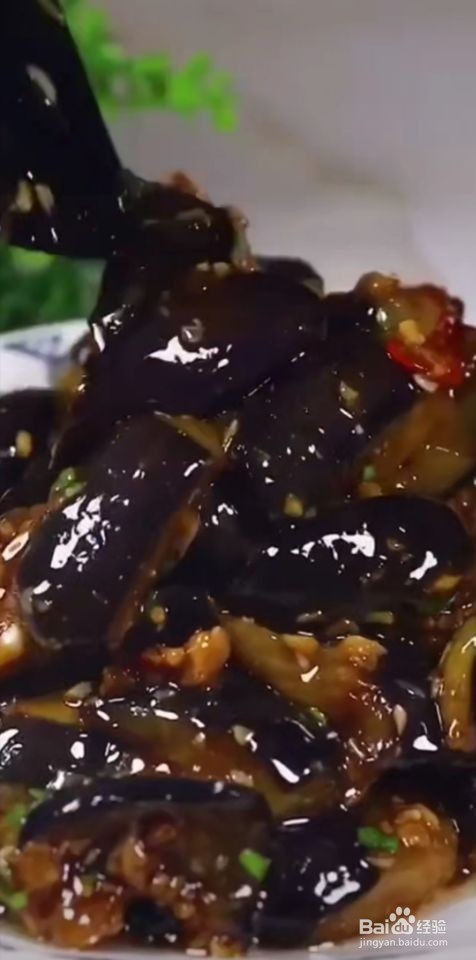 如何制作美味少油的红烧茄子。