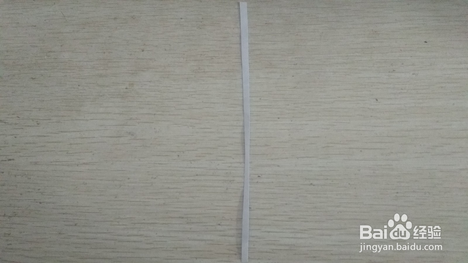 如何用细长的纸条和格尺做简易的中性笔的支架