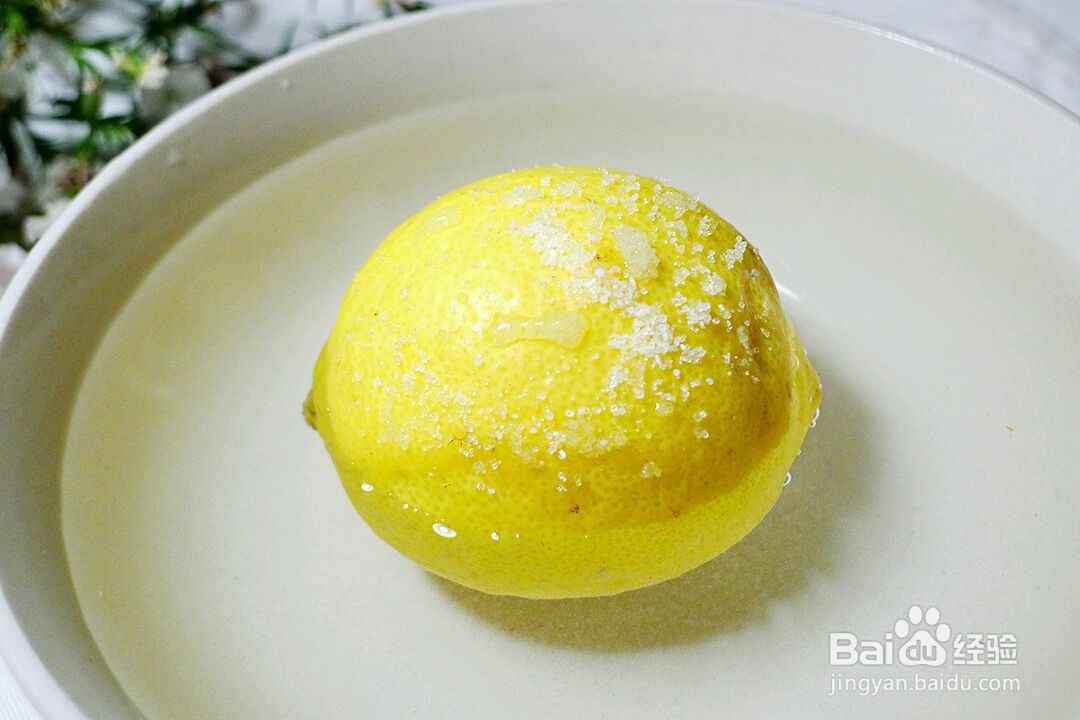 美容养颜~蜂蜜柠檬水!