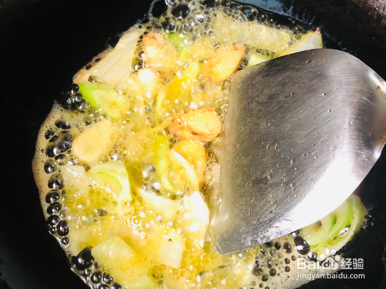 蒜苗炒火鸡腿的做法