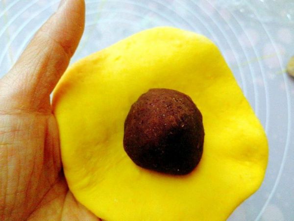 南瓜豆沙包、红枣小米粥