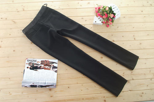 新买的黑色裤子怕掉色，听说用白醋和盐可以锁色？？是用冷水还是温水？？（大概放多少醋和盐呢）