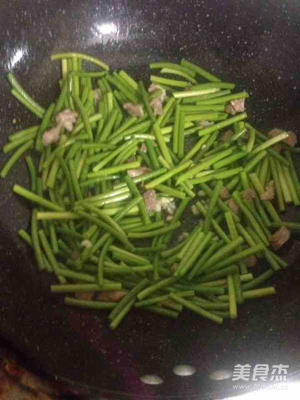 蒜苗炒肉丁的做法