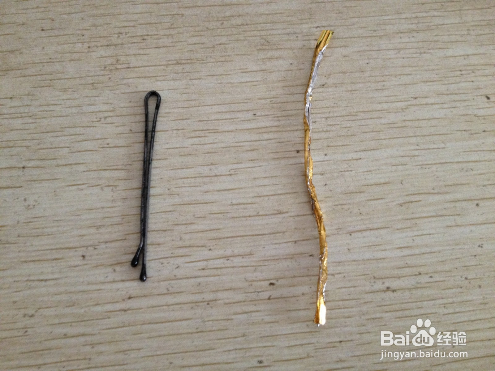 如何用面包袋绑绳和发卡做简易的钢笔的支架