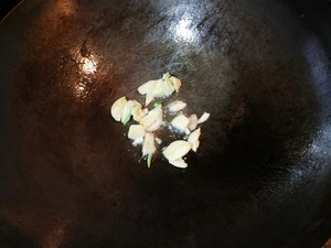 制作美味的青椒炒香菇