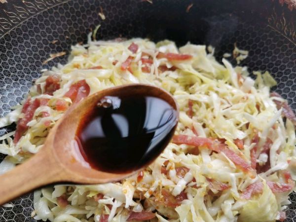 腊肠卷心菜炒面