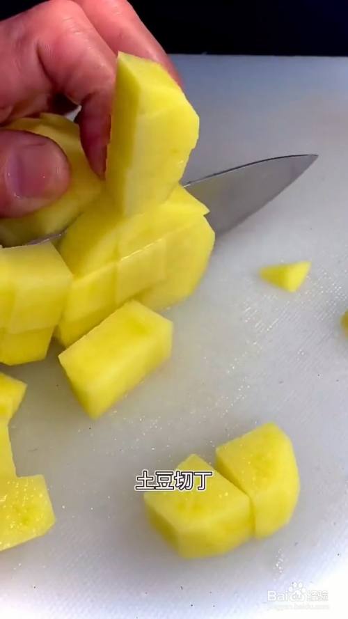土豆切丁,番茄用开,水烫一下去皮切成小丁.