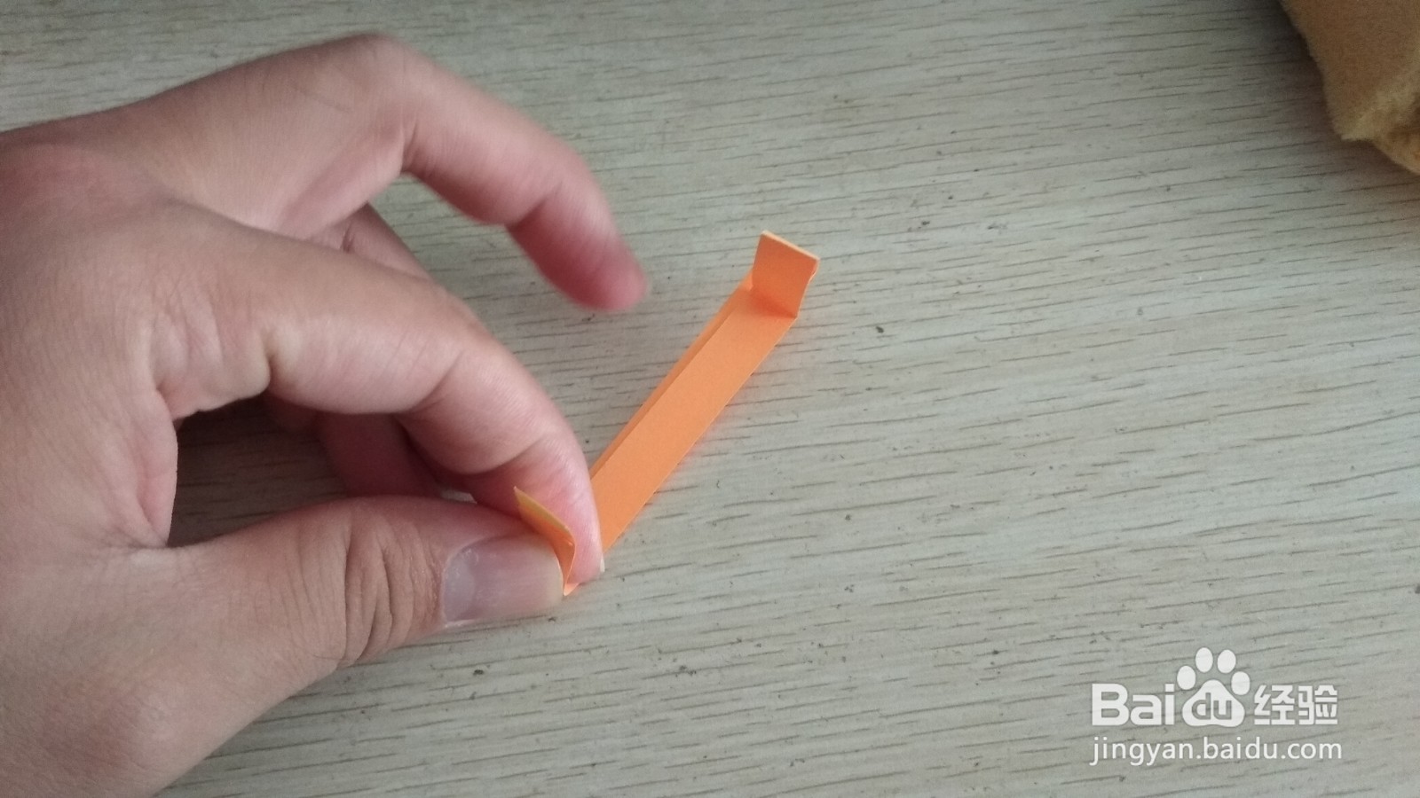 如何用一个细长的纸条做两支中性笔的支架