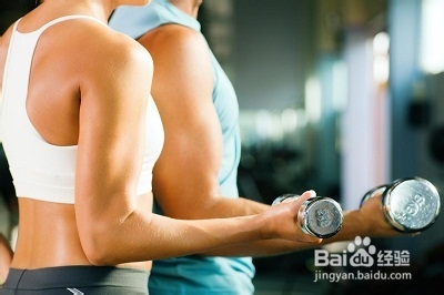 去健身房该怎样锻炼