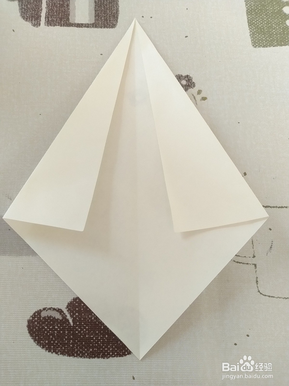 幼儿园小朋友学折纸-可爱的小企鹅