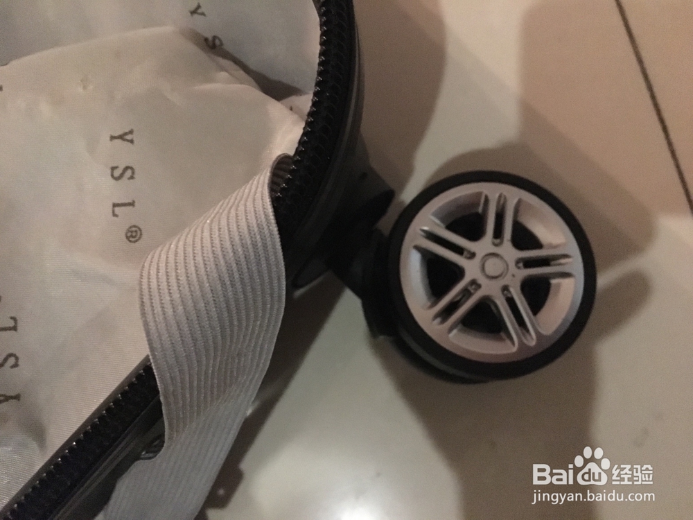 行李箱的万向轮子坏了怎么办?