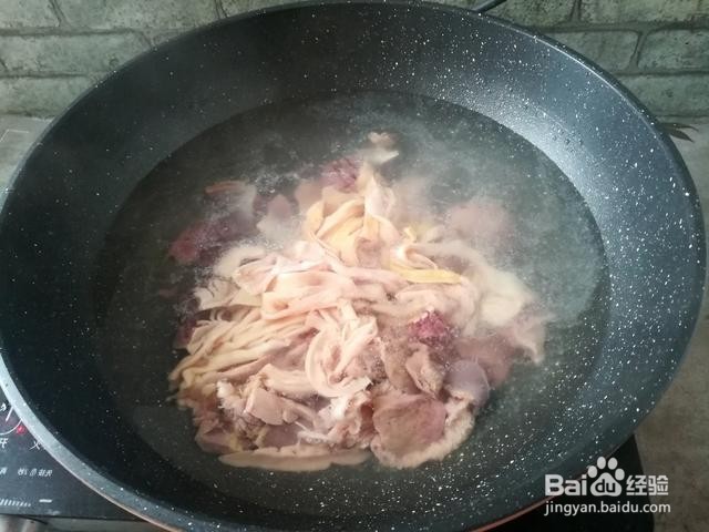 家庭自制酸豆角炒鸡杂