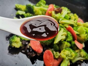 西兰花木耳炒火腿的做法