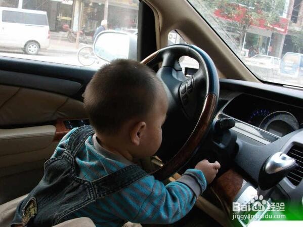 孩子被锁车内之后该如何自救