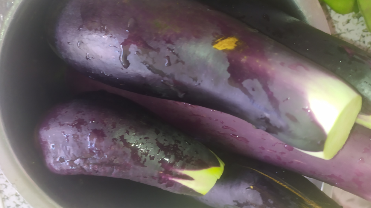 茄子土豆炖豆角,口感软糯,鲜香微辣,汤汁拌饭非常香