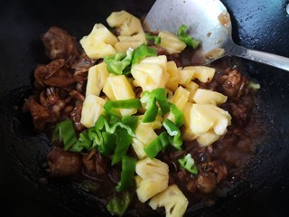 菠萝炒鸡的做法