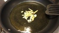 芹菜炒羊肉的家常做法