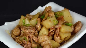 土豆烧肥肠的做法