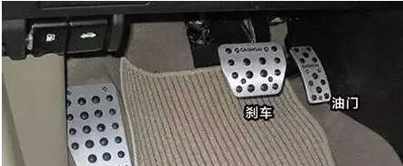 汽车左右脚哪个是刹车哪个是油门