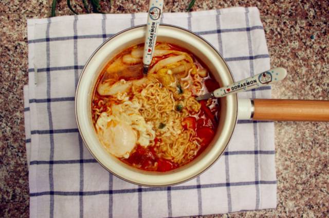 煮方便面怎么打鸡蛋