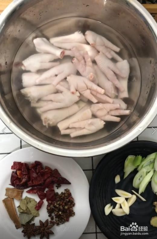 如何自己制作好吃的麻辣炖鸡爪