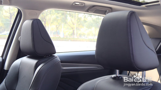 哈弗F7如何调节和拆卸头枕？