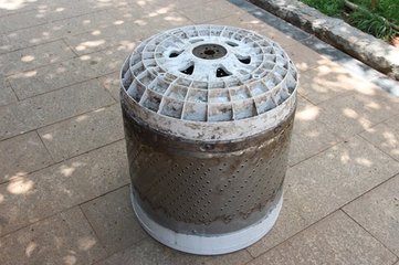 洗衣机用的久了，里面有很多污垢，该怎样清理