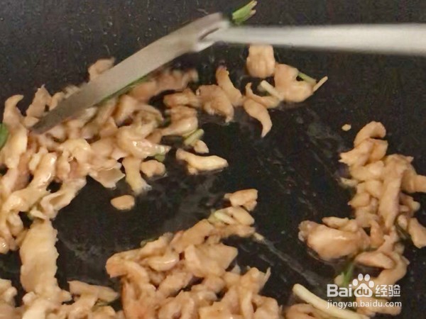腐竹木耳炒鸡肉的做法