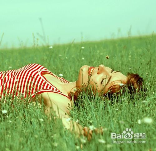 Photoshop怎样给草地美女调出青绿色效果