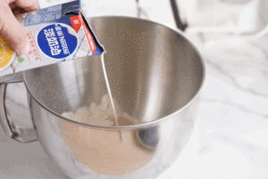 疫情期间适合做的奶香培根葱花馒头。