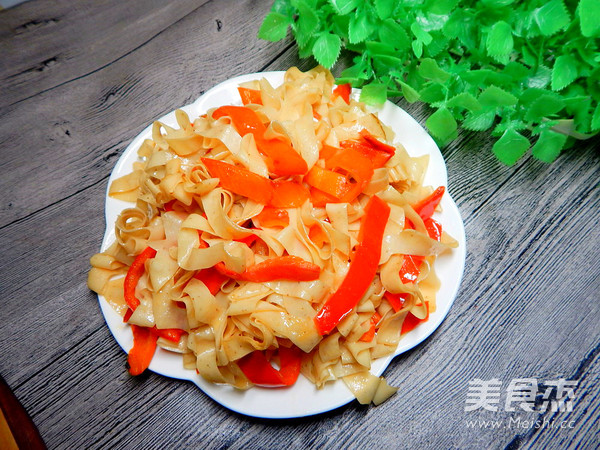 红椒炒豆皮的做法