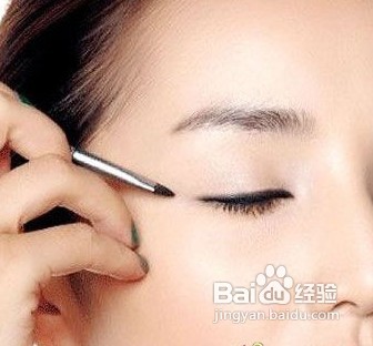 脱掉“厚面具”打造他识不破的淡妆
