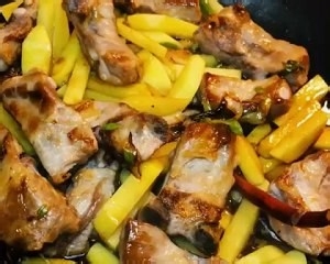土豆焖排骨的做法