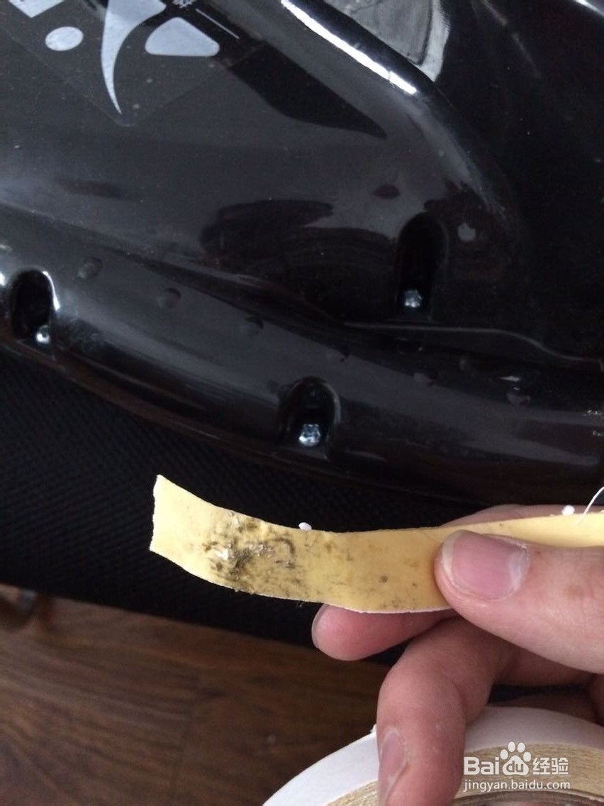 电动独轮车贴防撞条后表面残留的双面胶怎么去除