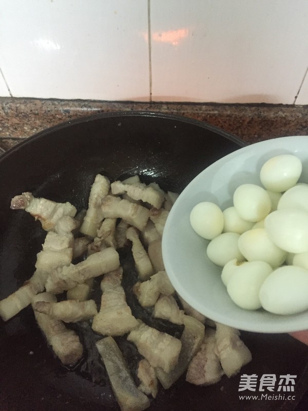 麻辣鹌鹑焖五花腩