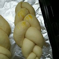 奶香肉松辫子面包