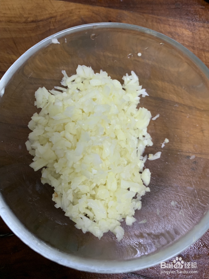 鲜嫩的凉拌青椒皮蛋