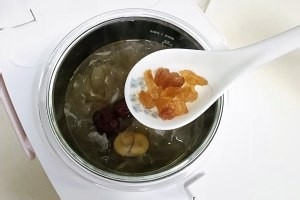 美食汤羹--补品板栗银耳百合汤