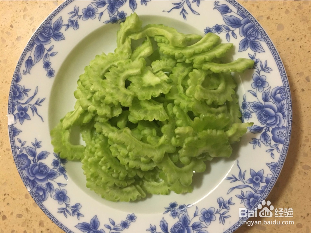 夏日清汤去火凉血的苦瓜豆腐汤的做法