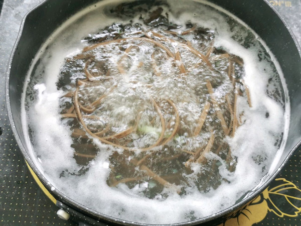 香蒜捞汁拌荞麦面