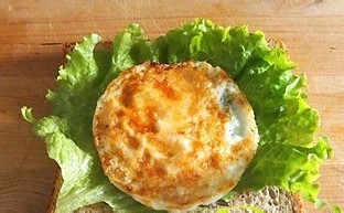 经典三明治早餐:火腿蛋三明治
