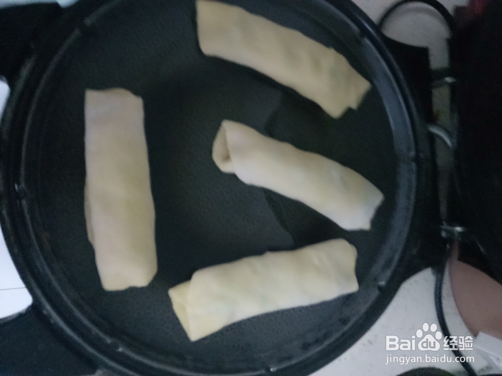 烙南瓜发面火腿肠卷