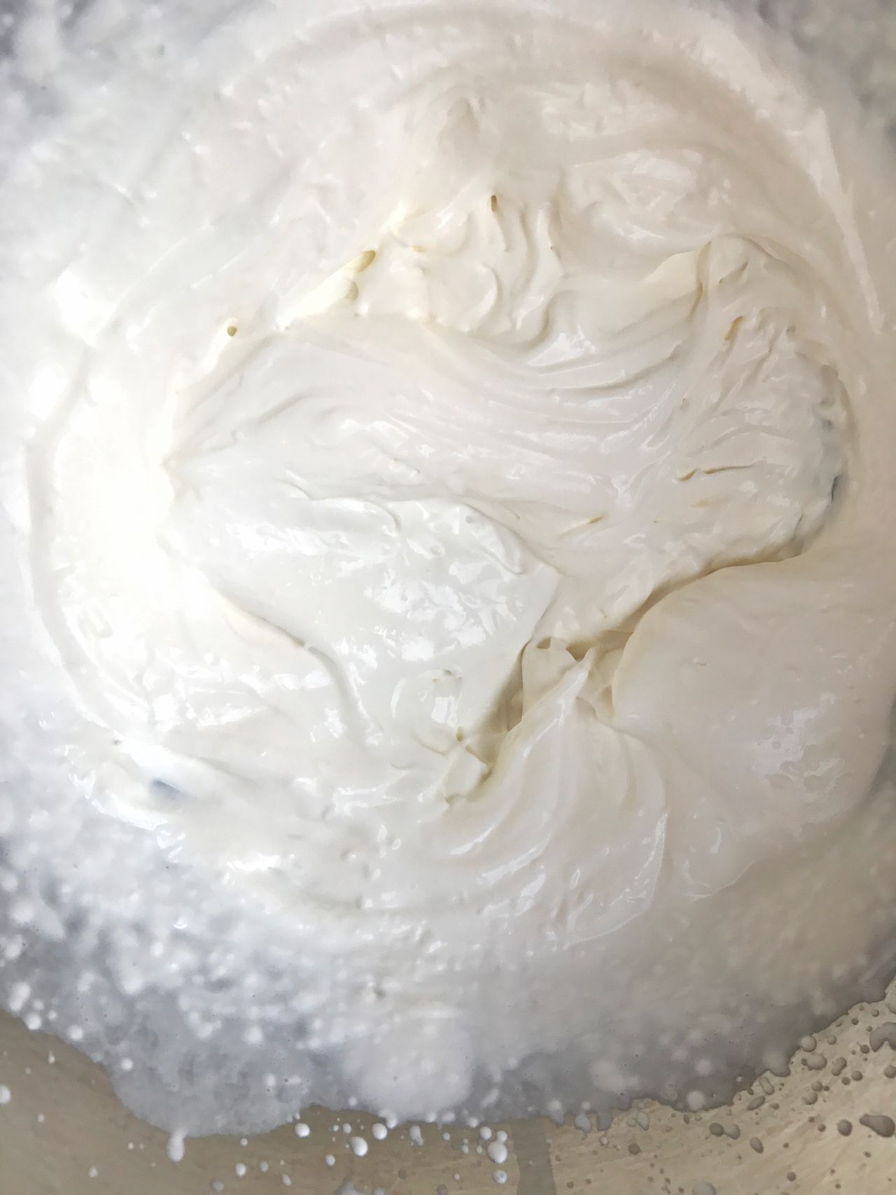 让我们一起学习草莓慕斯奶油蛋糕的做法吧